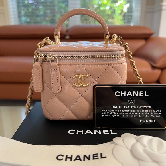 CHANEL Handbags - CHANEL 21A Beige Lambskin Quilted Top Handle Mini Vanity Case With Gold Chain